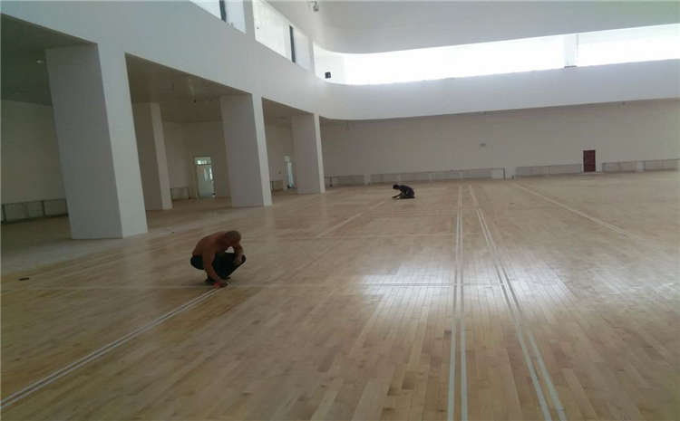 主輔龍骨結構羽毛球館木地板多少錢一平？