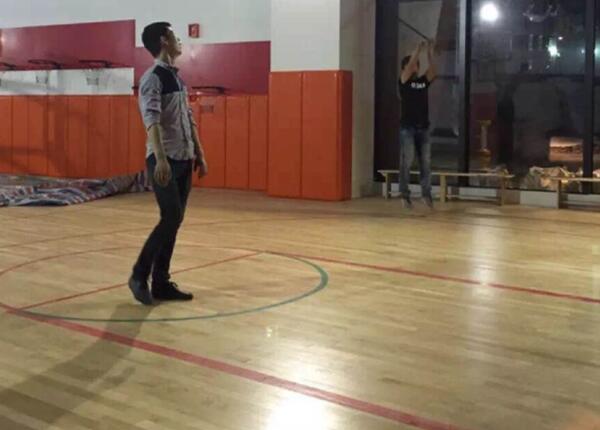 z2.jpg 浙江慈溪小丸子輪滑俱樂部籃球館木地板鋪設(shè)工程