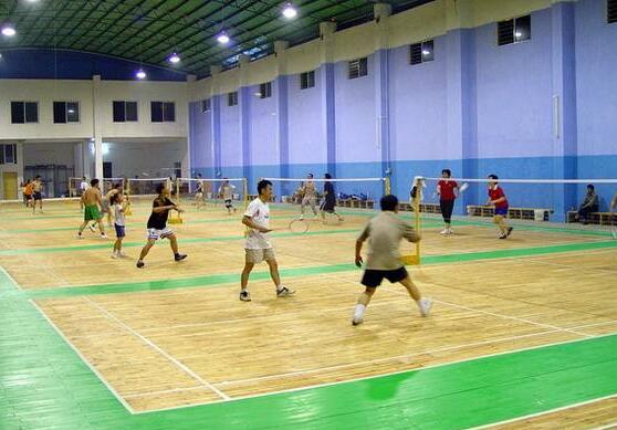 羽毛球場(chǎng)館一般選擇鋪設(shè)什么地板劃算 羽毛球場(chǎng)館一般選擇鋪設(shè)什么地板劃算