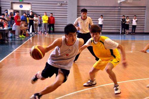 業(yè)余籃球愛好者去專業(yè)籃球館打球需要考慮到的問題 業(yè)余籃球愛好者去專業(yè)籃球館打球需要考慮到的問題