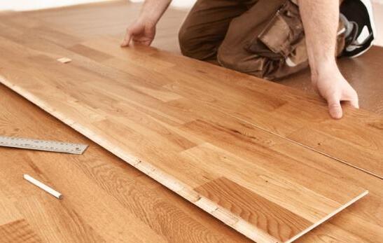 鋪設(shè)實(shí)木地板，這九個(gè)細(xì)節(jié)你注意到了嗎