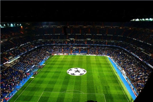 **足聯(lián)規(guī)定的足球場標(biāo)準(zhǔn)尺寸和場地規(guī)則 **足聯(lián)規(guī)定的足球場標(biāo)準(zhǔn)尺寸和場地規(guī)則