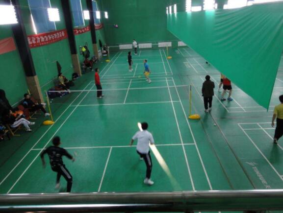 預定籃球館羽毛球館時，應該注意什么？